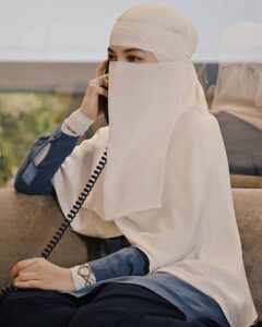 Neelofa sebagai contoh usahawan berjaya di Malaysia dalam industri hijab