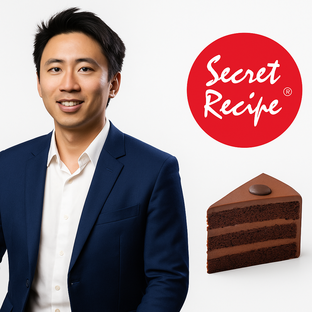 Pengurus utama Secret Recipe dalam sut biru bersama logo Secret Recipe dan kek coklat di latar putih
